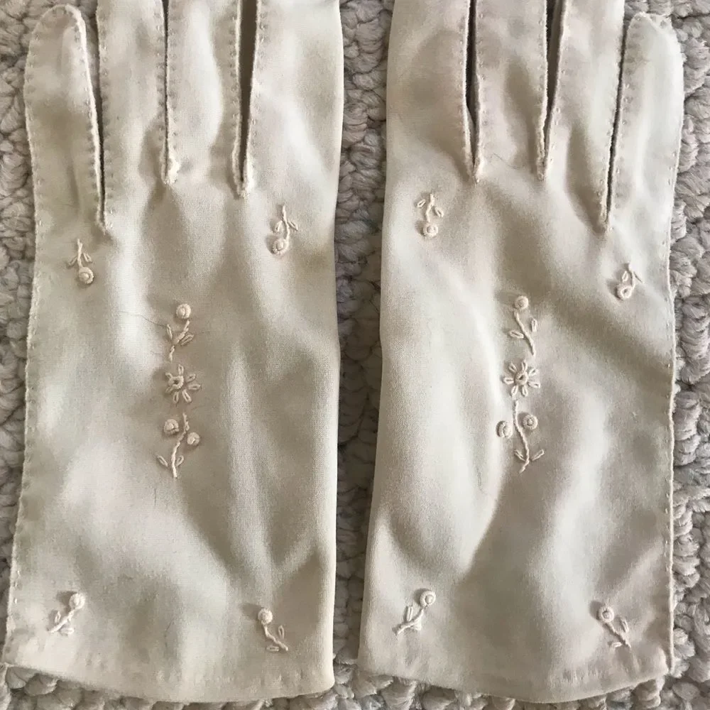 Vintage Embroidered Cream Nylon Gloves